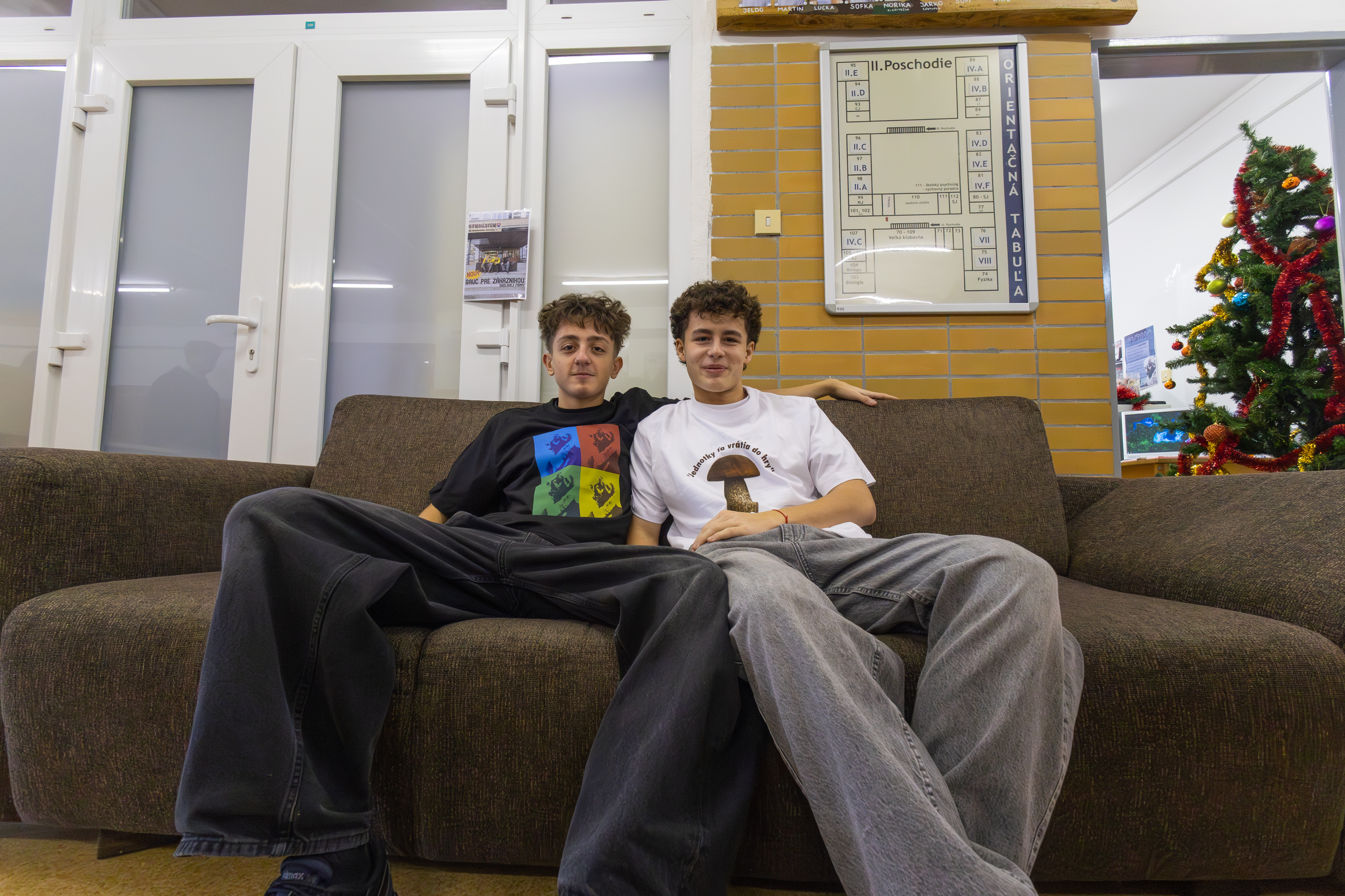 GVBN Merch – skupinová fotka študentov gymnázia Prievidza v merchi, širší záber